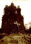Увеличить - Поднятие креста на купол Свято-Введенского монастыря, 1991 г.